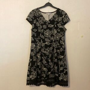 Black and cream floral dress with embroidery accent around the bottom Sz 10P
